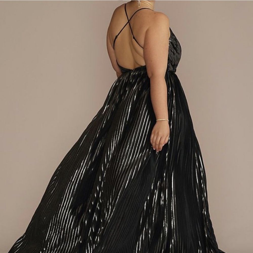 David's Bridal-Galina Signature
Metallic Pleated A-Line with Slit Size 20 - Picture 2 of 8